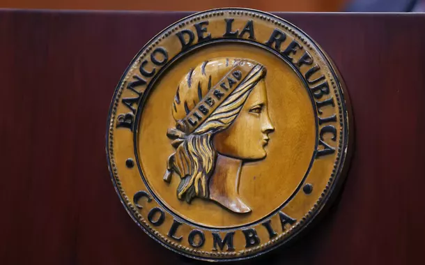 O logotipo do Banco Central da Colômbia é visto dentro de suas instalações durante uma coletiva de imprensa no Banco Central da Colômbia em Bogotá, Colômbia, em 31 de janeiro de 2025.