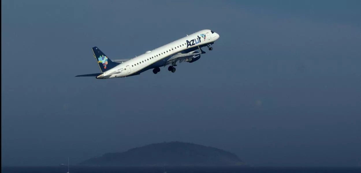 Avião da Azul decola do aeroporto Santos Dumont, no Rio de Janeiro
