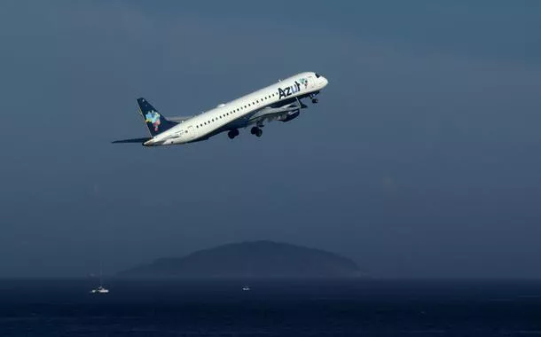 Avião da Azul decola do aeroporto Santos Dumont, no Rio de Janeiro