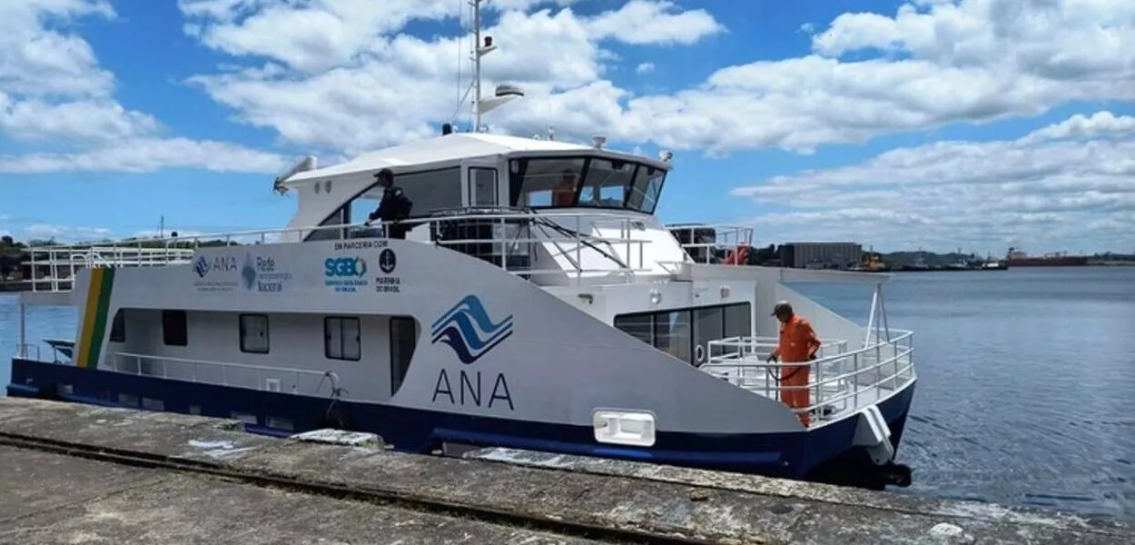 Embarcação Uiara, projetada para monitorar águas fluviais