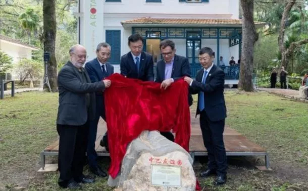 Convidados chineses e brasileiros revelaram conjuntamente a "Pedra da Montanha Tai"