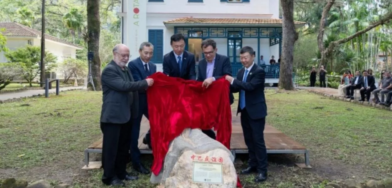 Convidados chineses e brasileiros revelaram conjuntamente a "Pedra da Montanha Tai"