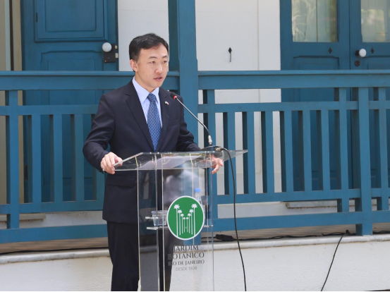 Wang Haitao, Cônsul-Geral Interino da China no Rio de Janeiro, profere discurso.