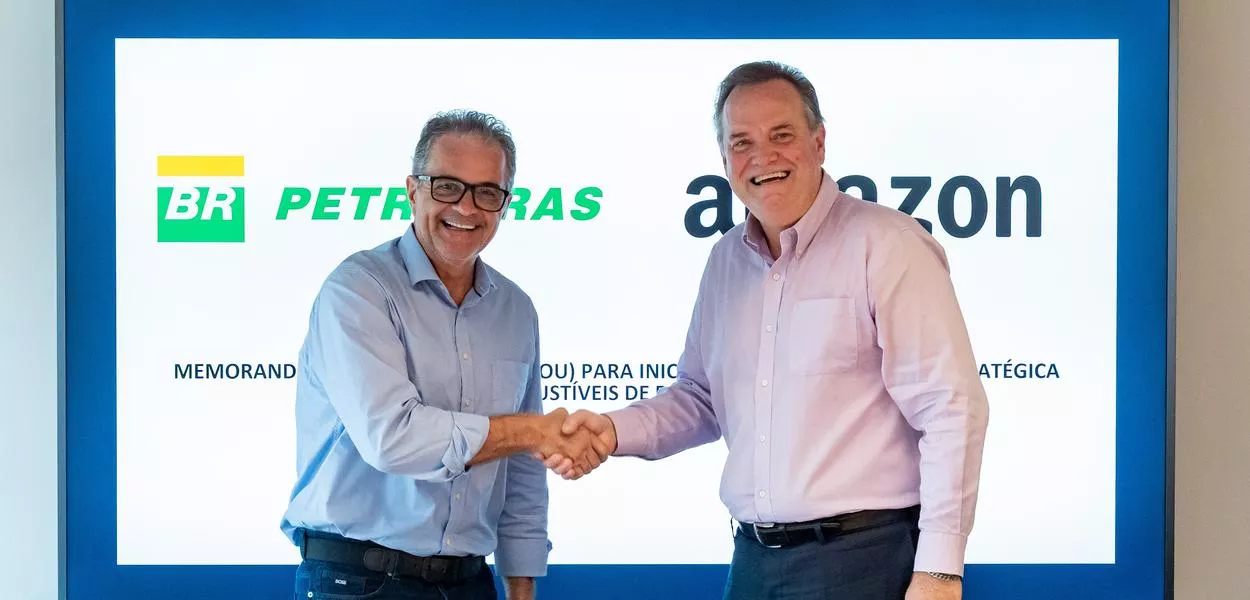Diretor de Logística da Amazon Brasil, Ricardo Pagani; e o diretor de Logística, Comercialização e Mercados da Petrobras, Claudio Schlosser; durante celebração do MOU