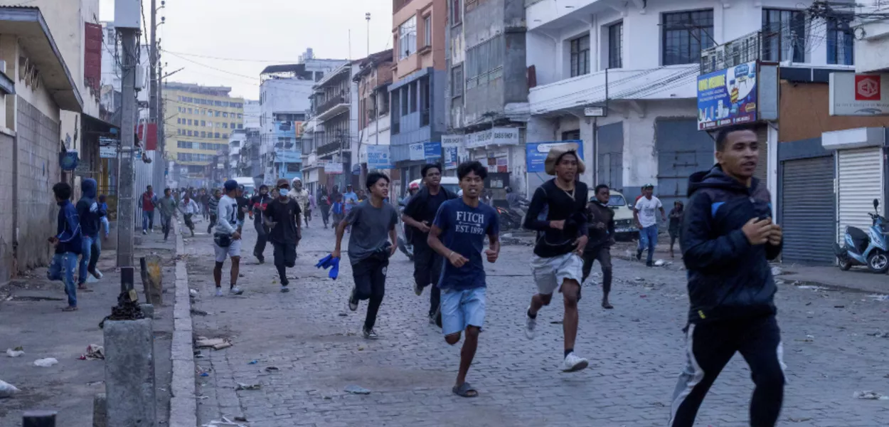 Manifestantes correm durante um protesto na capital Antananarivo, Madagascar, em 1º de outubro de 2025