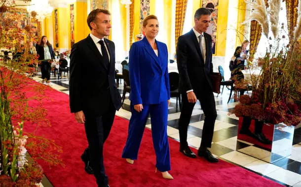 A primeira-ministra da Dinamarca, Mette Frederiksen, recebe o presidente francês, Emmanuel Macron, no dia da reunião informal de líderes da União Europeia em Copenhague, Dinamarca, em 1º de outubro de 2025