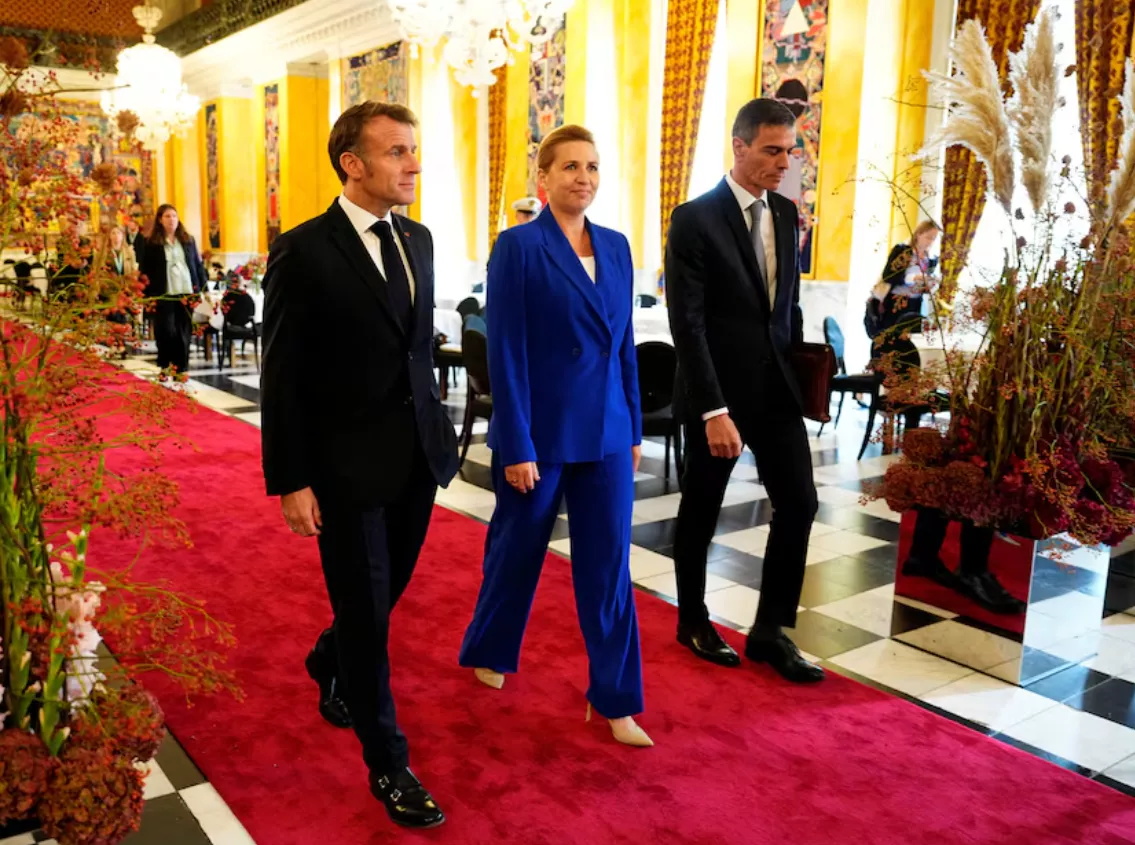 A primeira-ministra da Dinamarca, Mette Frederiksen, recebe o presidente francês, Emmanuel Macron, no dia da reunião informal de líderes da União Europeia em Copenhague, Dinamarca, em 1º de outubro de 2025