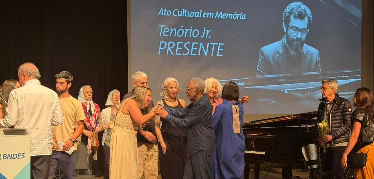 Gilberto Gil entrega flor aos descendentes de Tenório Jr.