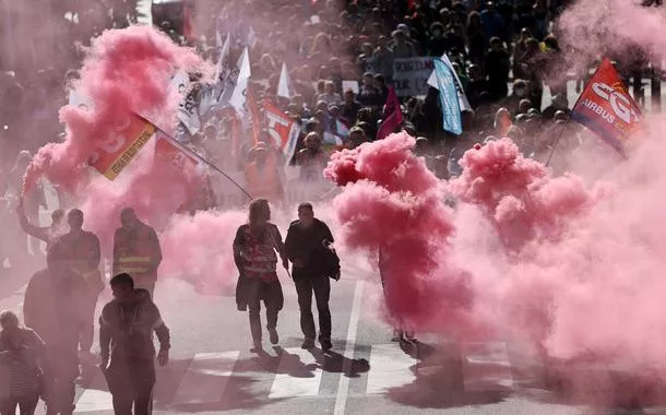 Milhares de franceses protestam nas ruas contra cortes de gastos