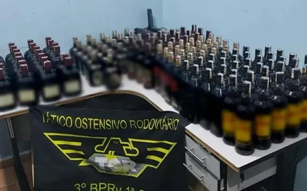 Polícia prende mulheres com mais de 160 garrafas de uísque falsificadas