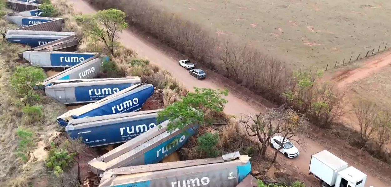 Trem com 30 vagões carregados de milho descarrila em Araraquara - 02/10/2025