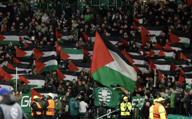 Torcedores do Celtic erguem bandeiras palestinas