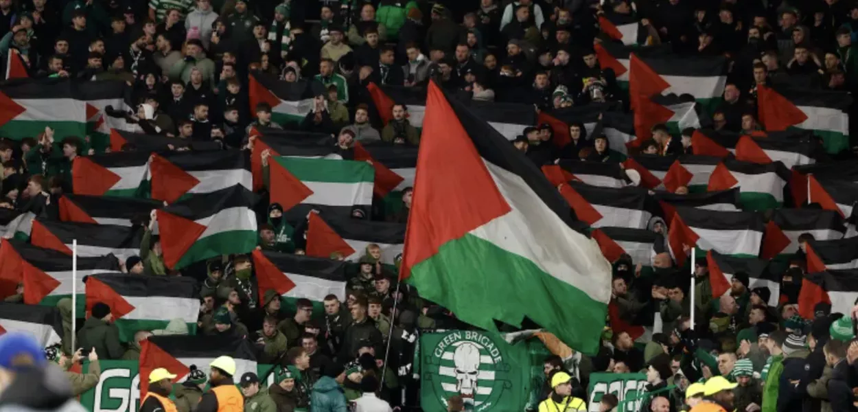 Torcedores do Celtic erguem bandeiras palestinas
