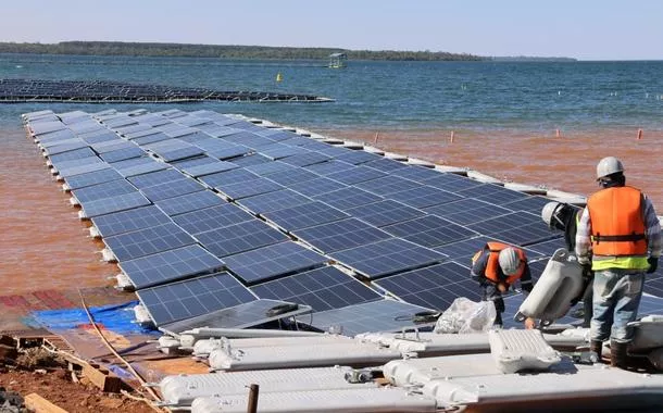Itaipu conclui montagem de ilha solar flutuante e inicia fase final de testes