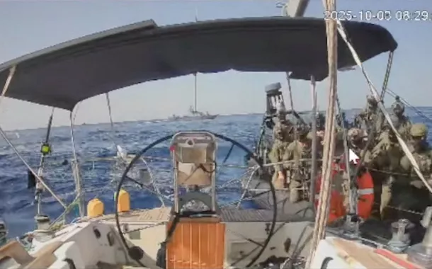 Fragmento de vídeo transmitido ao vivo mostra forças navais israelenses abordando navio Marinette, que compõe a flotilha que transporta ajuda a Gaza 03/10/2025 Flotilha Global Sumud/Divulgação via REUTERS

 