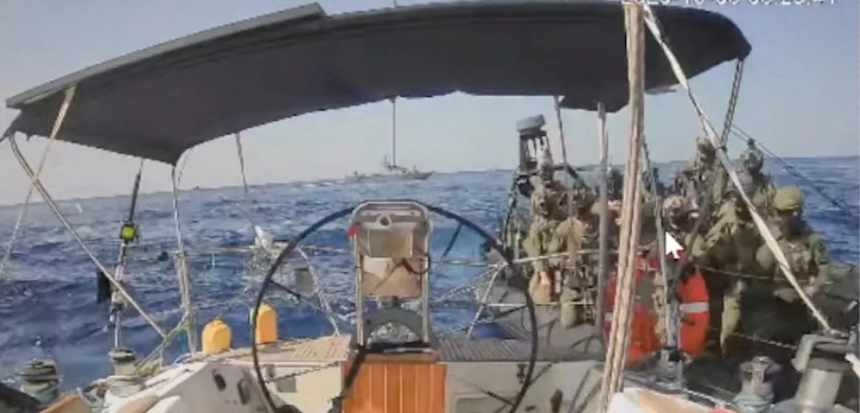 Fragmento de vídeo transmitido ao vivo mostra forças navais israelenses abordando navio Marinette, que compõe a flotilha que transporta ajuda a Gaza 03/10/2025 Flotilha Global Sumud/Divulgação via REUTERS
