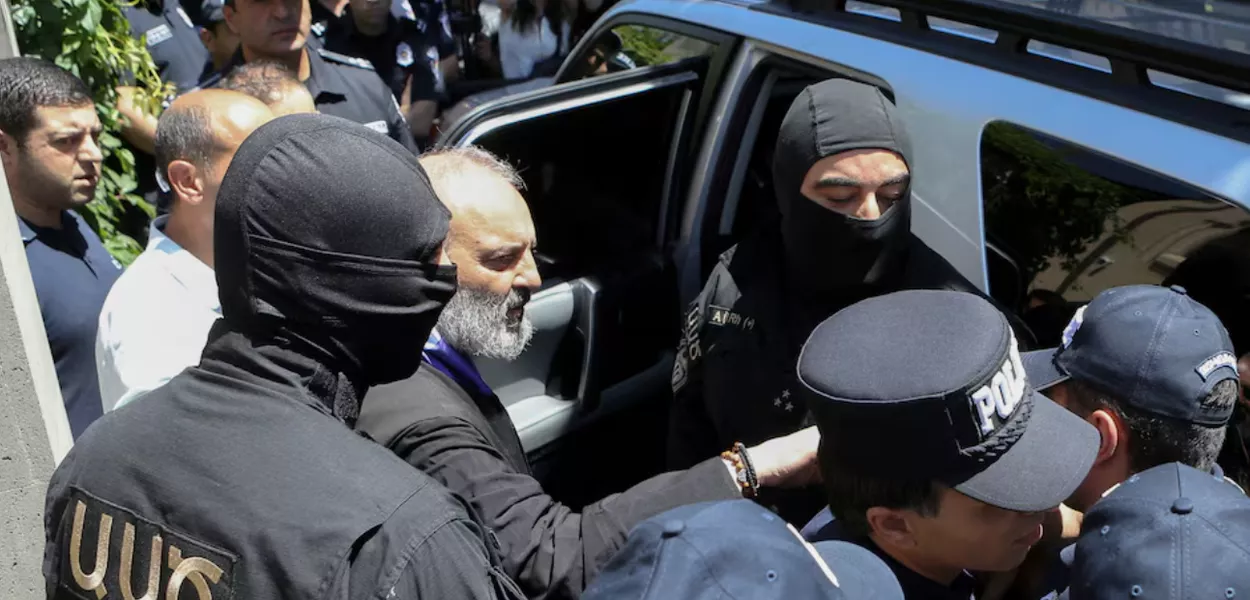 Agentes da Segurança Nacional da Armênia prendem o Arcebispo da Igreja Apostólica Armênia Bagrat Galstanyan, acusado de tentar derrubar o governo e desestabilizar o Estado, em Yerevan, Armênia, em 25 de junho de 2025