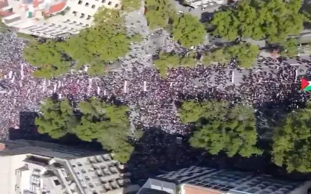 Em Barcelona, dezenas de milhares de manifestantes marcham contra guerra em Gaza (vídeo)