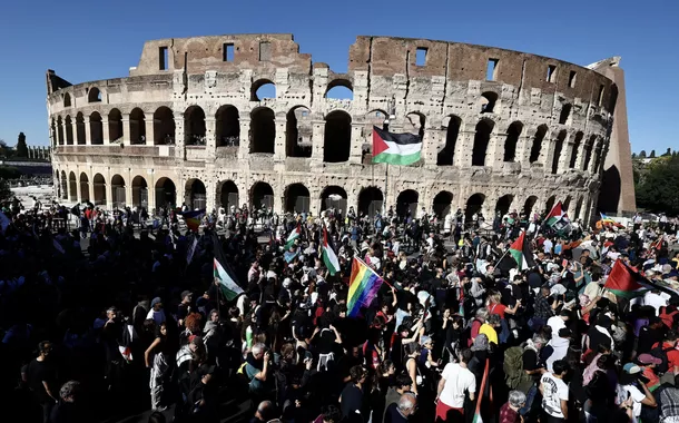 Italianos protestam contra o genocídio perpetrado por Israel em Gaza