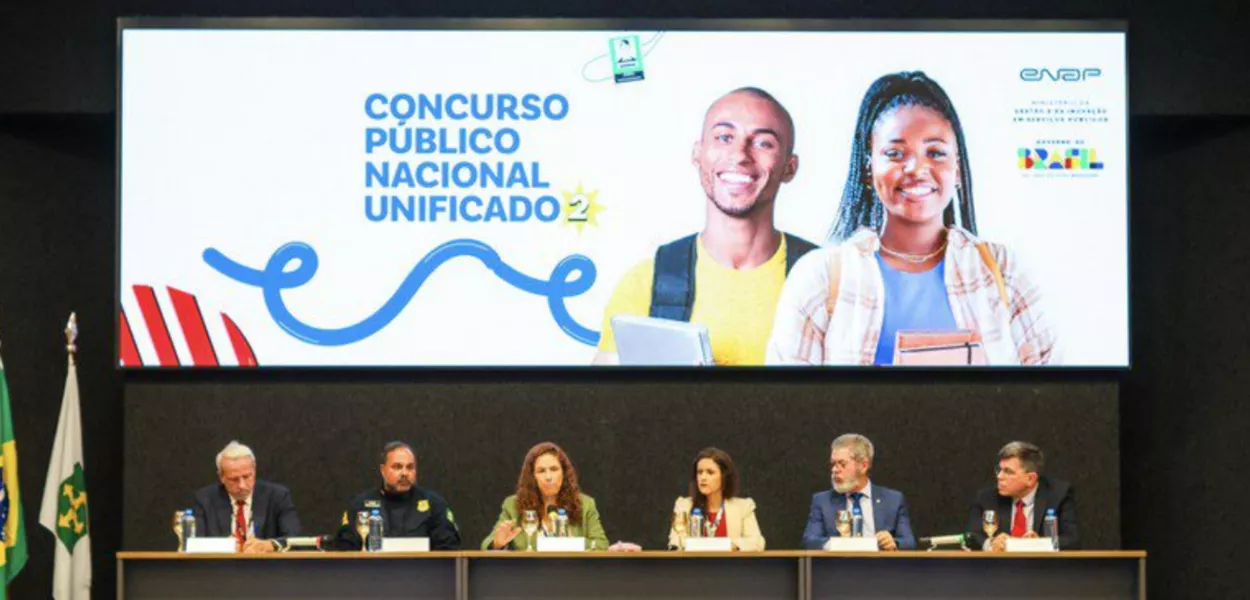 Em enrtrevista coletiva, ministra Esther Dweck destaca sucesso do concurso