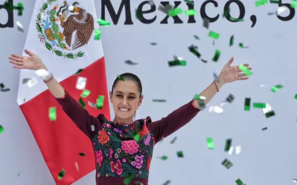 Claudia Sheinbaum celebra um ano na Presidência do México com multidão de apoiadores