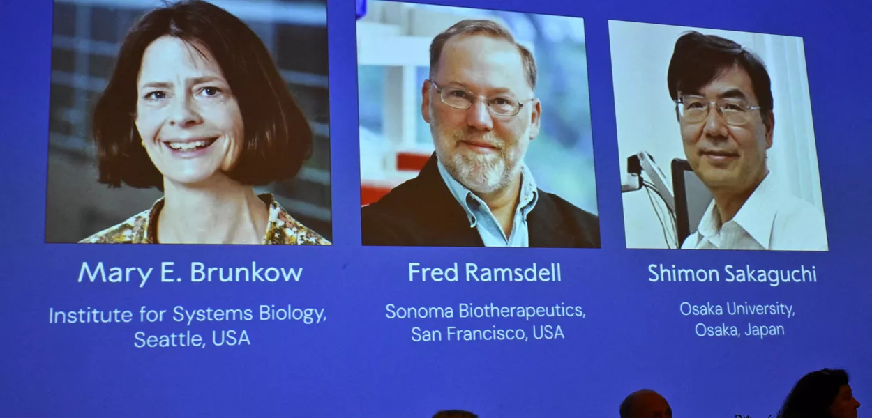 Mary E Brunkow, Fred Ramsdell e Shimon Sakaguchi são anunciados como vencedores do Prêmio Nobel de Medicina de 2025 em Estocolmo 06/10/2025 TT News Agency/Claudio Bresciani via REUTERS