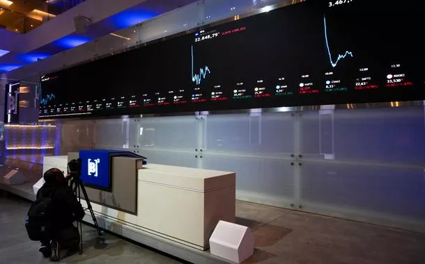 Painel eletrônico mostra variações de índices na B3, em São Paulo - 10/07/2025 