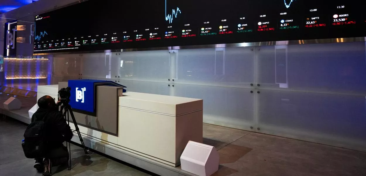 Painel eletrônico mostra variações de índices na B3, em São Paulo - 10/07/2025 
