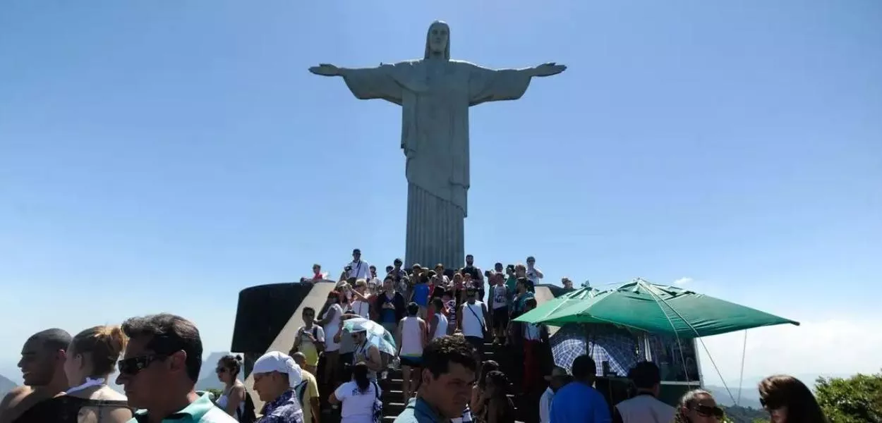 Turistas visitam o Cristo Redentor, no Rio de Janeiro