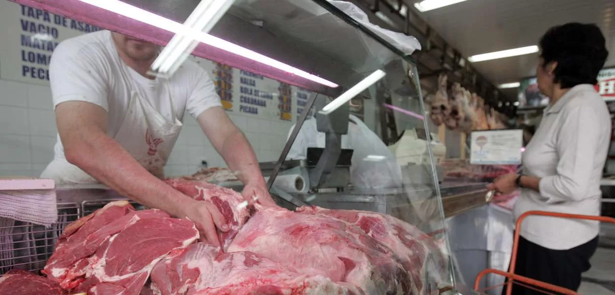 Funcionário carrega pedaços de carne em açougue de São Paulo 10/10/2014