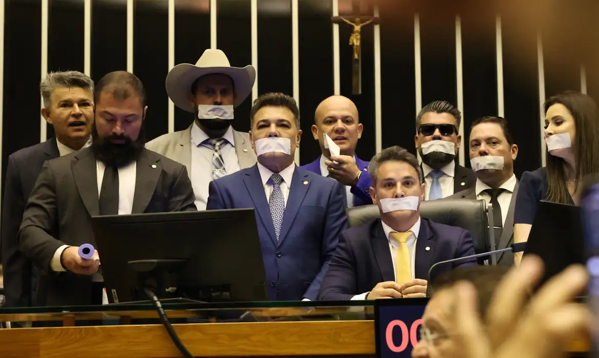 Deputados bolsonaristas em motim na Câmara