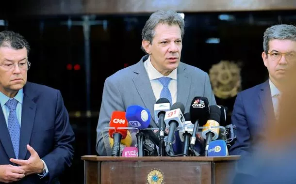 O ministro da Fazenda, Fernando Haddad (no centro), o senador Eduardo Braga (MDB-AM) à esquerda; e o líder do governo no Congresso Nacional, senador Randolfe Rodrigues (PT-AP) à direita