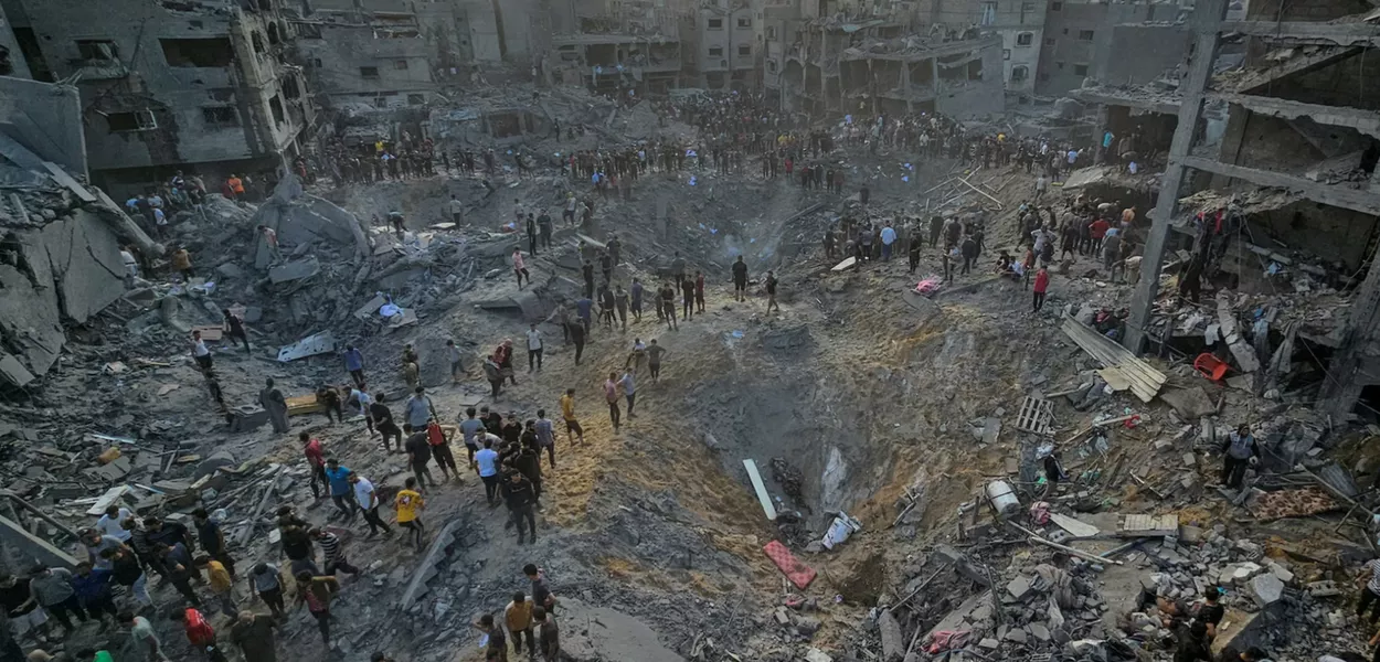 Bombardeios israelenses causam destruição dm Gaza