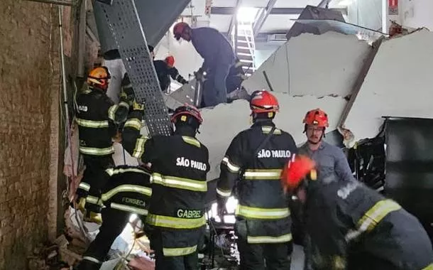 Bombeiros atuam em desabamento no restaurante Jamile