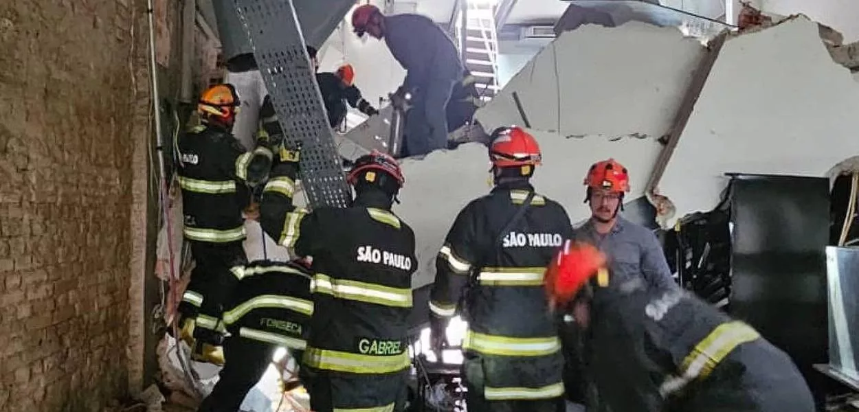 Bombeiros atuam em desabamento no restaurante Jamile