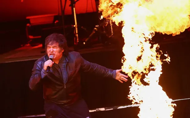 O presidente argentino, Javier Milei, encabeça show de rock em meio à crise econômica e política no país