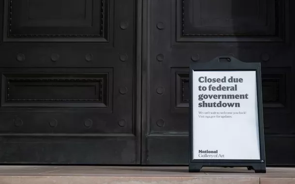 Uma placa fechada é exibida do lado de fora da Galeria Nacional de Arte quase uma semana após o início de uma paralisação parcial do governo em Washington, DC, EUA, em 7 de outubro de 2025