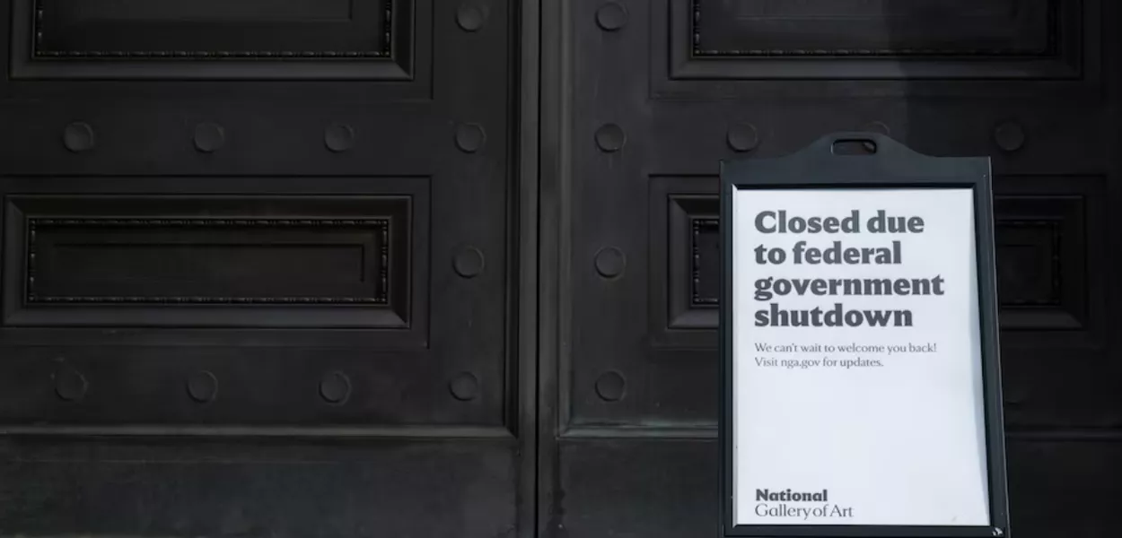 Uma placa fechada é exibida do lado de fora da Galeria Nacional de Arte quase uma semana após o início de uma paralisação parcial do governo em Washington, DC, EUA, em 7 de outubro de 2025