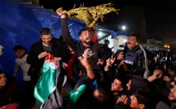 Palestinos e israelenses comemoram nas ruas acordo de cessar-fogo e promessa de libertação de prisioneiros em Gaza