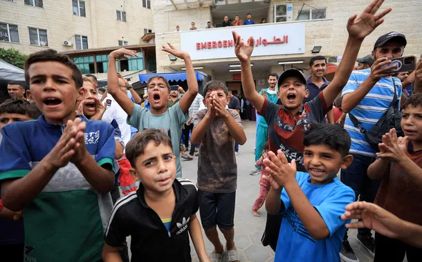 Crianças palestinas celebram acordo de cessar- Deir al-Balah, centro de Gaza 9/10/2025 