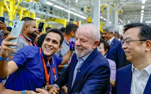 Lula durante visita à linha de montagem de veículos da BYD. Polo Petroquímico, Camaçari - BA.

Foto: Ricardo Stuckert / PR