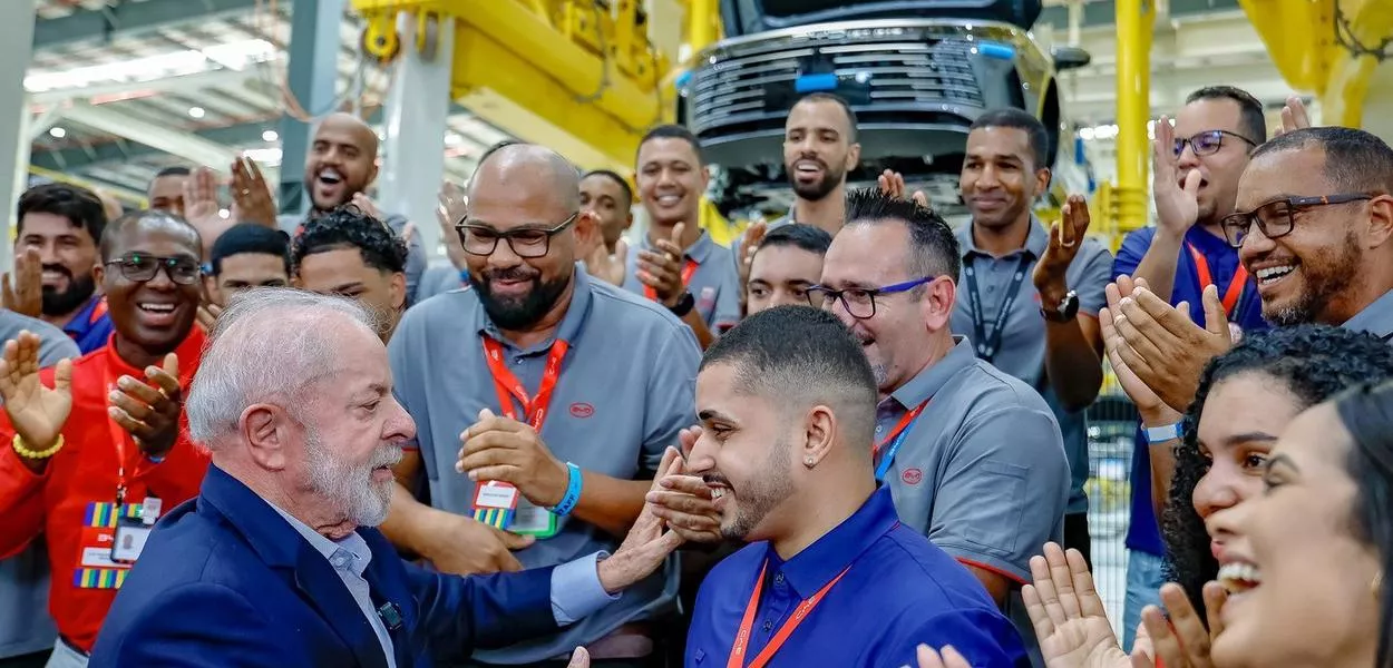 Presidente da República, Luiz Inácio Lula da Silva, durante visita à linha de montagem de veículos da BYD. Polo Petroquímico, Camaçari - BA