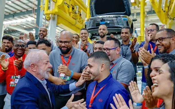 Presidente da República, Luiz Inácio Lula da Silva, durante visita à linha de montagem de veículos da BYD. Polo Petroquímico, Camaçari - BA