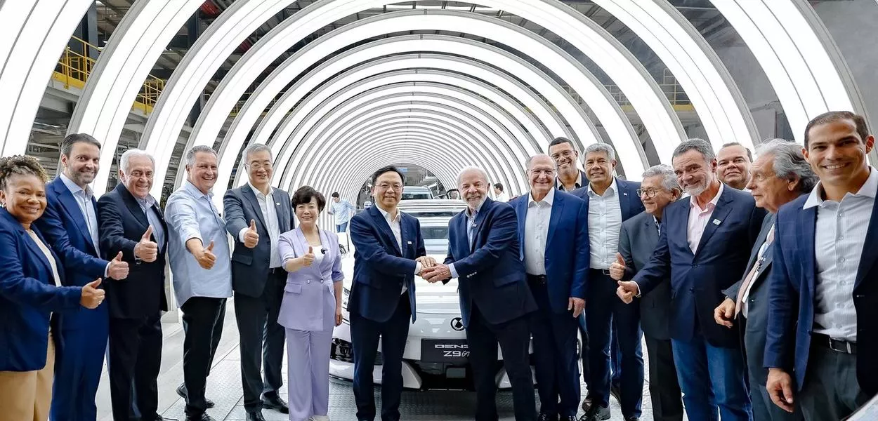09/10/2025 - Presidente Luiz Inácio Lula da Silva durante visita à linha de montagem de veículos da BYD, no Polo Petroquímico, em Camaçari-BA