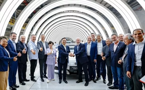 09/10/2025 - Presidente Luiz Inácio Lula da Silva durante visita à linha de montagem de veículos da BYD, no Polo Petroquímico, em Camaçari-BA