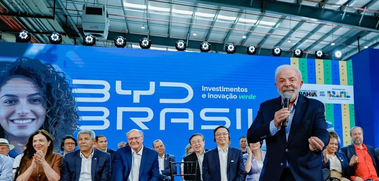 Presidente da República, Luiz Inácio Lula da Silva, durante cerimônia de inauguração da fábrica da BYD. Polo Petroquímico, Camaçari - BA