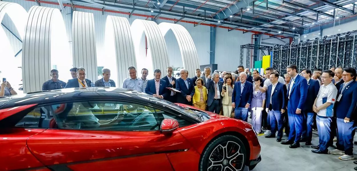 Presidente da República, Luiz Inácio Lula da Silva, durante visita à linha de montagem de veículos da BYD. Polo Petroquímico, Camaçari - BA.
Foto: Ricardo Stuckert / PR