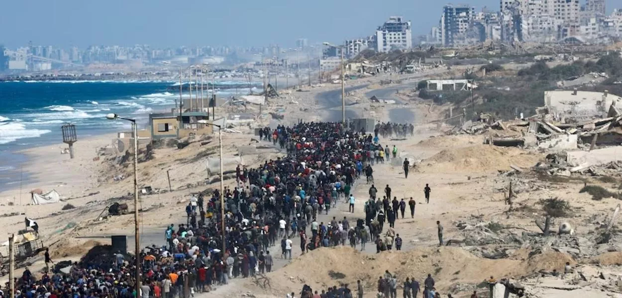 Palestinos caminan por una carretera en la Franja de Gaza.