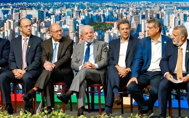 'Indústria de jogar desconfiança na sociedade brasileira', diz Lula sobre noticiário econômico