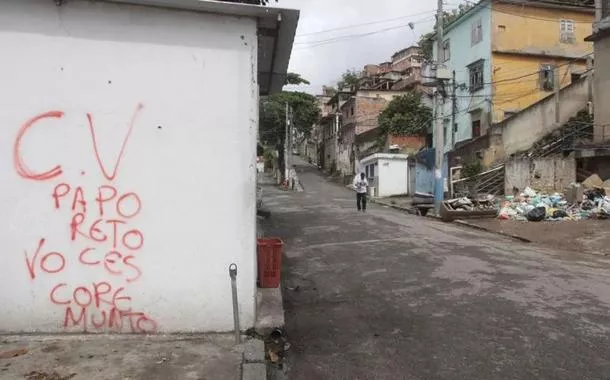 Muro pixado na Zona Norte do Rio com alusão ao Comando Vermelho